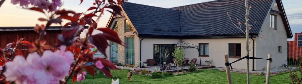 Dom zaprojektowany wokół komfortu i ogrodu.