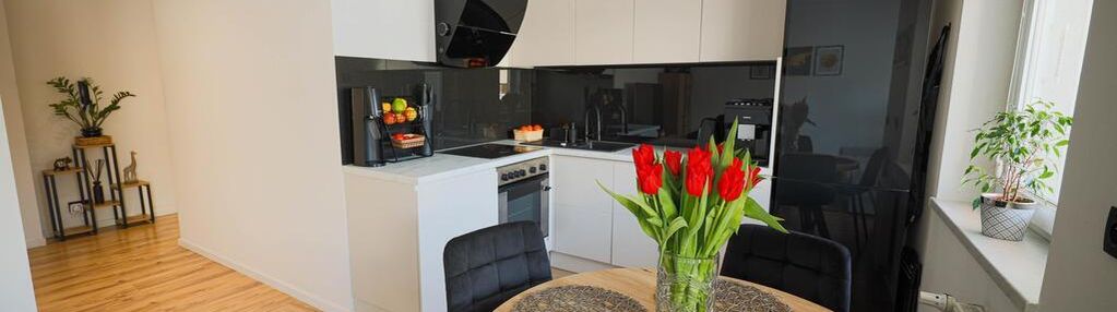 Ładne mieszkanie z wyposażeniem w zadbanym bloku