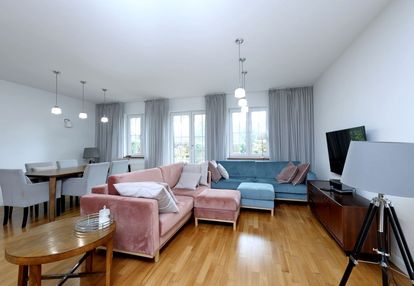 Segment skrajny z pięknie zagospodarowanym ogrodem