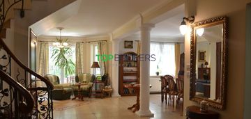 Przestrony dom wolnostojący z basenem