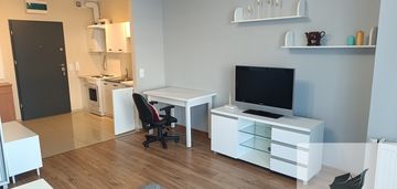 Umeblowana kawalerka z balkonem.