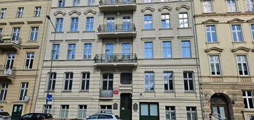Apartament w odrestaurowanej kamienicy obok rynku