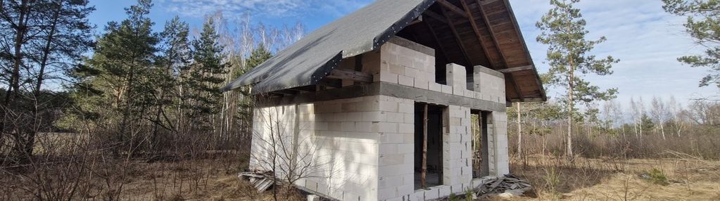 Duża działka budowlana w lesie z domem