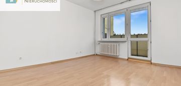 Trzy pokoje, drugie piętro, balkon