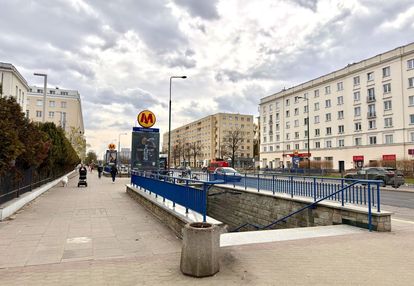 Przy metrze racławicka | budynek z cegły | piwnica
