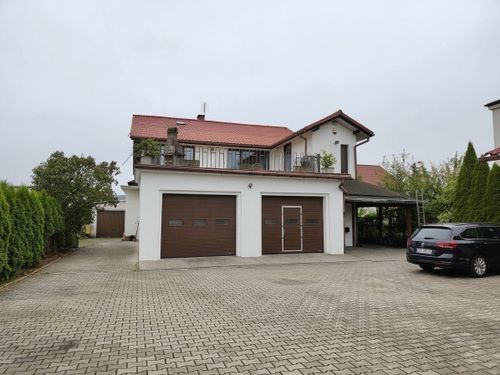Kobiór, dom z zespołem garażowym pod działaność