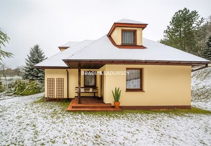 Dom wolnostojący wśród lasów i paru krajobrazowego