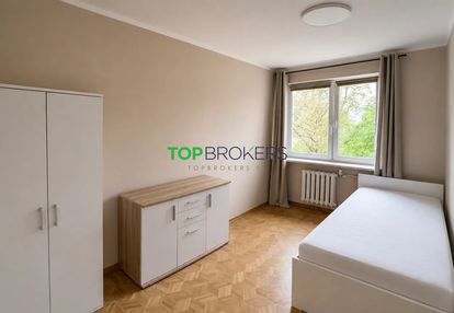 Trzy pokoje z osobną kuchnią blisko metra