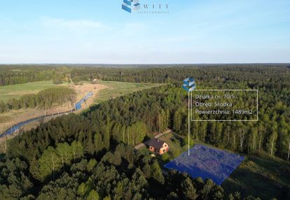Działka otoczona lasami - śródka