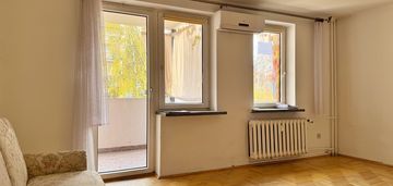 Widne mieszkanie z oddzielną kuchnią i balkonem