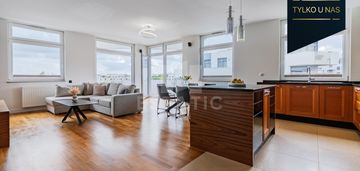 Przestronny apartament z tarasem i widokiem na las