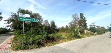 Urokliwa działka, w pobliżu las oraz rzeka nida.