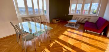 Narutowicza, przestrzeń i panorama łodzi za oknem