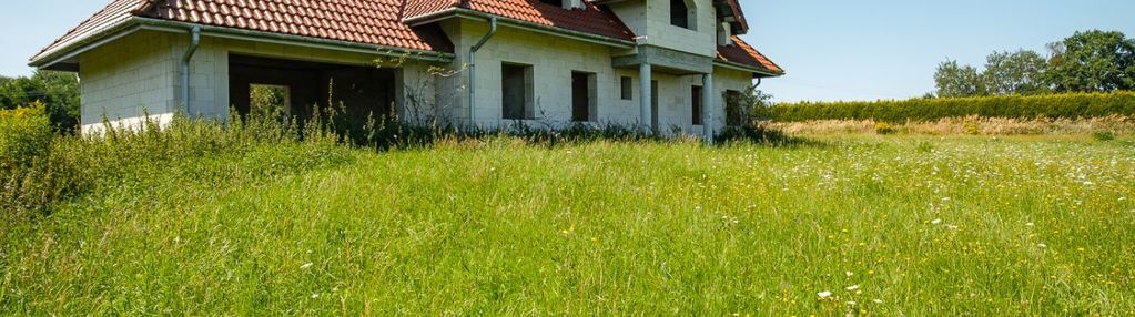 Efektowny, duży dom położony na pięknej działce.