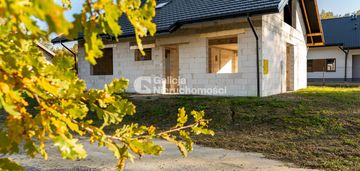 Dom parterowy | zielona okolica | krzywa
