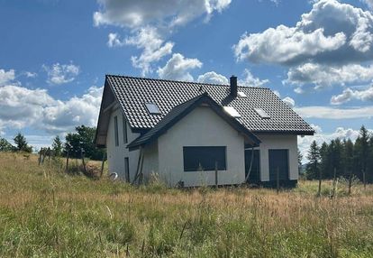 Dom w trakcie budowy w malowniczej okolicy.