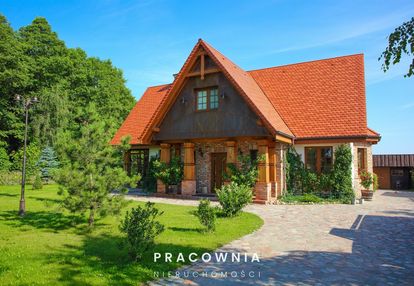 Nietuzinkowy dom przy ścianie lasu