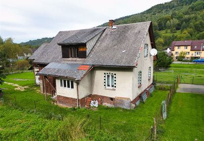 Otoczony górami dom wiejski