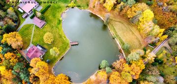 Rezydencja, staw, rzeka w sercu natury pod łodzią