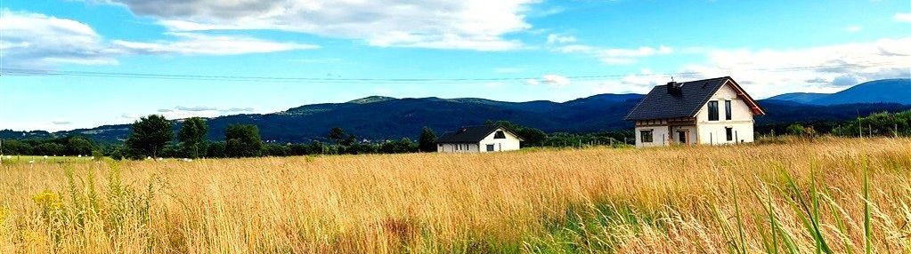 Mały domek z pieknym widokiem na panoramę gór.