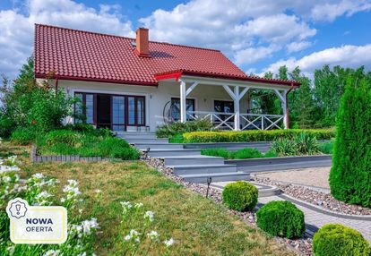 Dom na działce z linią brzegową i pomostem