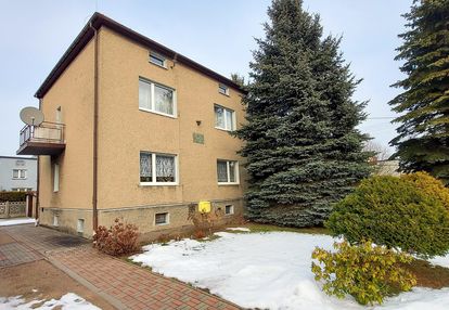 Przytulny dom w pobliżu lasu