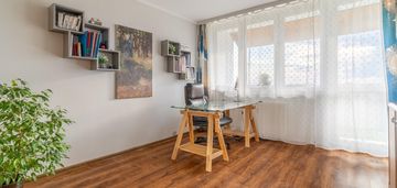 3 pokoje w rozkładzie z wodkiem na panorame miasta