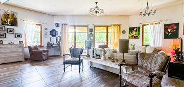 Bajkowa posesja w magicznym lesie. żagno, skępe.