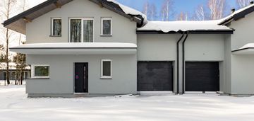 Dom-bliźniak, funkcjonalny układ, duża działka.