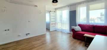 2 pok, zamknięte, balkon, krzyki