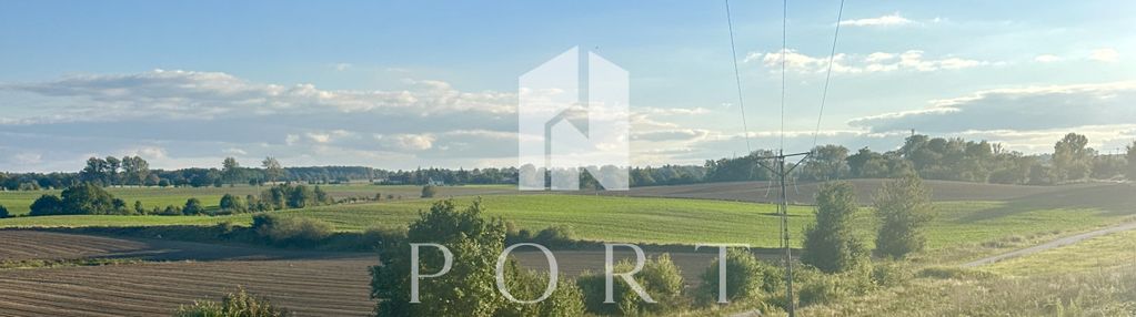 Działka pod zabudowę mieszkaniowo‑usługową.