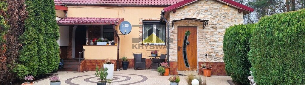 Dom szeregowiec przy ścianie lasu, po remoncie