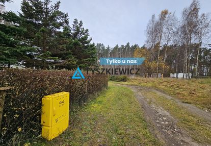 Działka blisko jeziora w spokojnym sąsiedztwie.