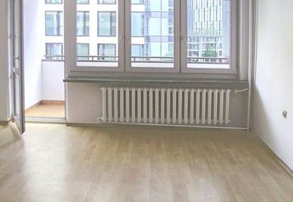 Chmielna, 3 pokoje, osobna kuchnia, balkon