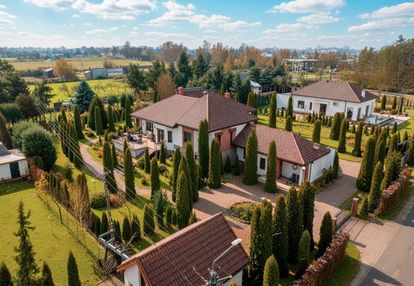 Dom parterowy wykończony drewnem z ogrodem