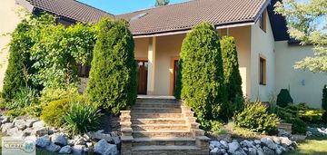 Dom położony w spokojnej i cichej oklicy.