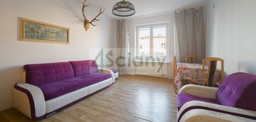 Idealnie ciche, cegła, księga wieczysta