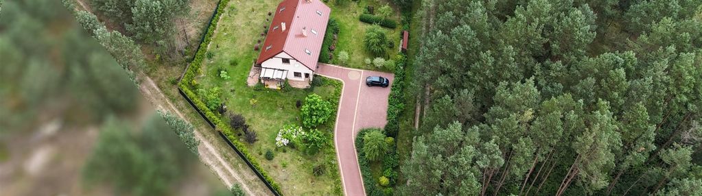 Dom przy lesie. zabrodzie.