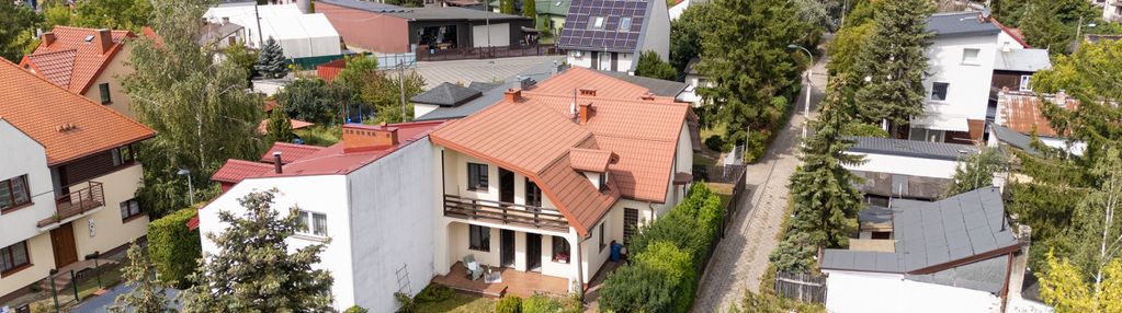 Wilanów,  dom wśród zieleni, ul. wyprawa 11