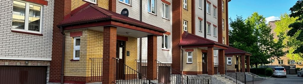 Dwa oddzielne pokoje z balkonem w bloku z cegły