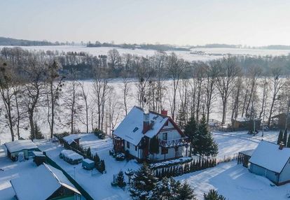 Dom z linią brzegową jez. pozorty.