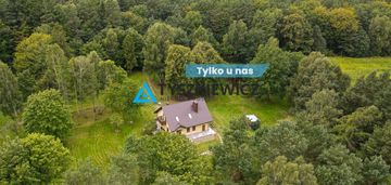 Urokliwy dom w porąbie z własnym stawem