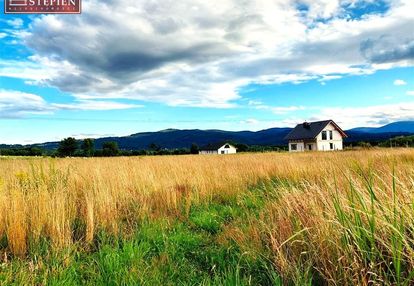 Mały domek z pieknym widokiem na panoramę gór.