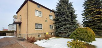 Przytulny dom w pobliżu lasu