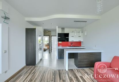 3 pokoje, 1 piętro, teren ogrodzony.