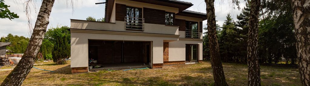 Nowoczesny dom wolnostojący, złotokłos