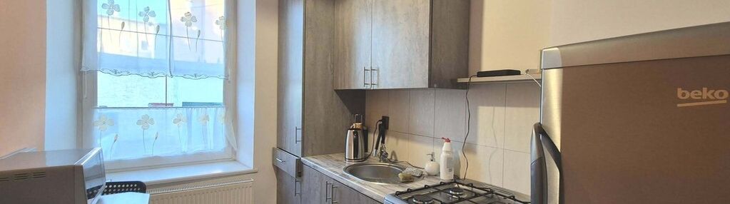 Przytulna i gotowa do wprowadzenia kawalerka.