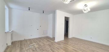 Trzypokojowe mieszkanie z dużym balkonem.