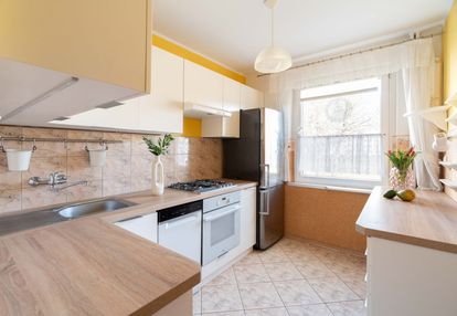 Pierwsze pietro i 3 pok i pow. 65,6 m2 i balkon