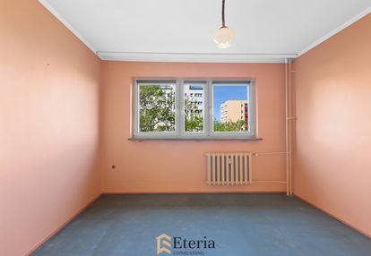 Metro ks. janusza-osobna sypialnia-zieleń za oknem